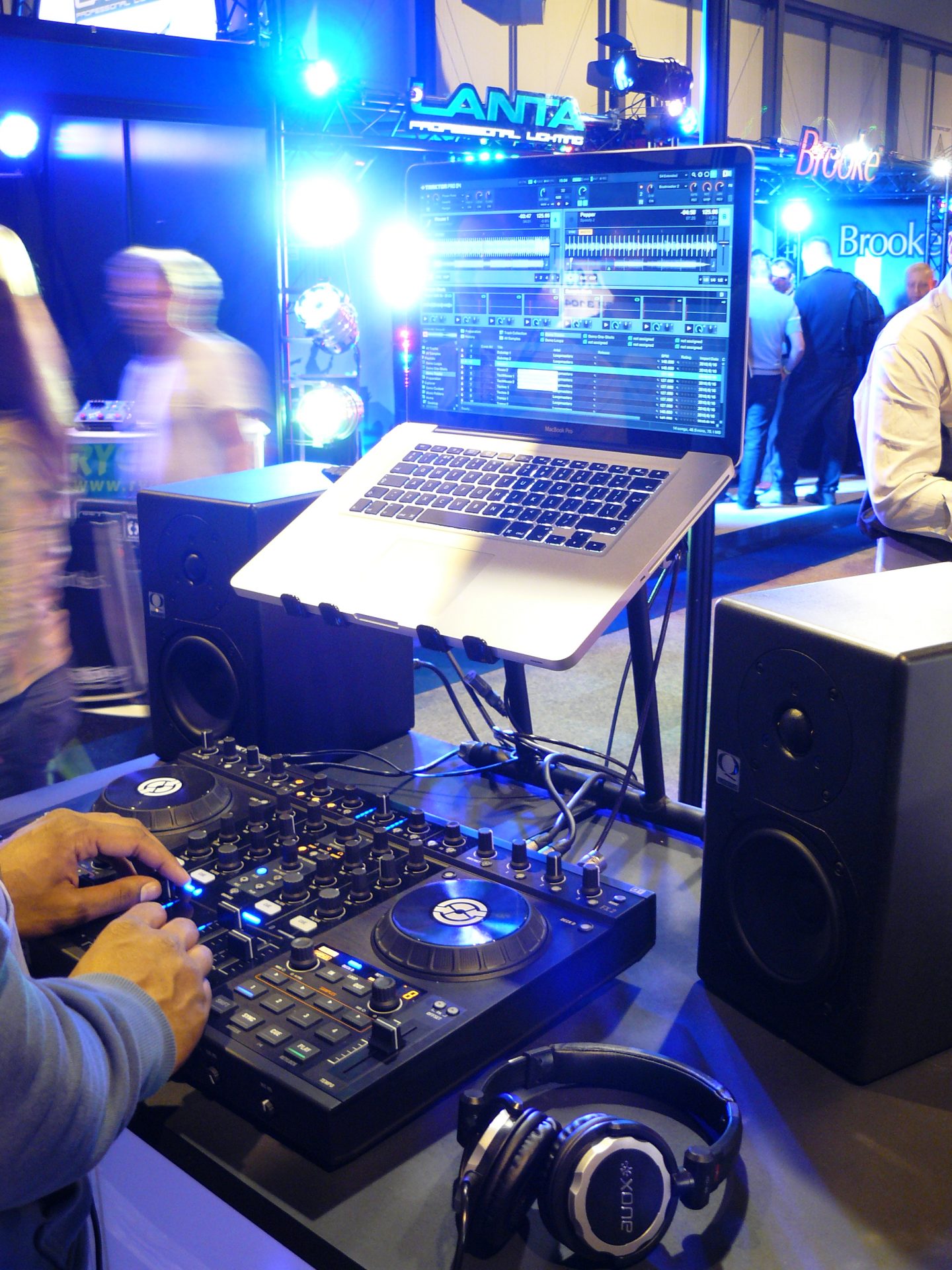 Traktor Kontrol S4 Traktor Kontrol S4