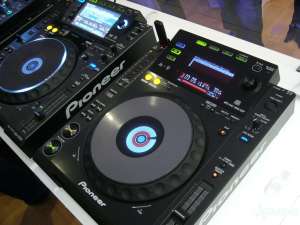 CDJ-2000s CDJ-2000s