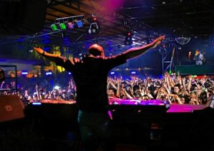 DJ crowd DJ crowd