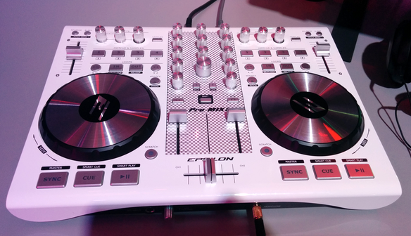 Gloss white, chequered mixer, chrome knobs... this me-too 2-channel controller at least deigns to look a little different.