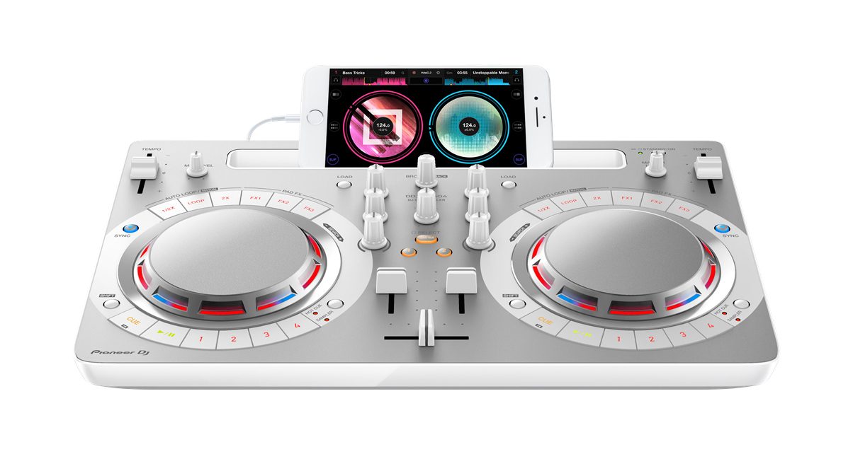 Undoubtedly, the DDJ-WeGO4's strongest suit is its compatibility with different DJ apps across several platforms. Coupled with its simple layout, the DDJ-WeGO4 is an ideal controller for both beginners who want to try out different DJ software before deciding, and for advanced DJs looking for a smaller, backup DJ controller.